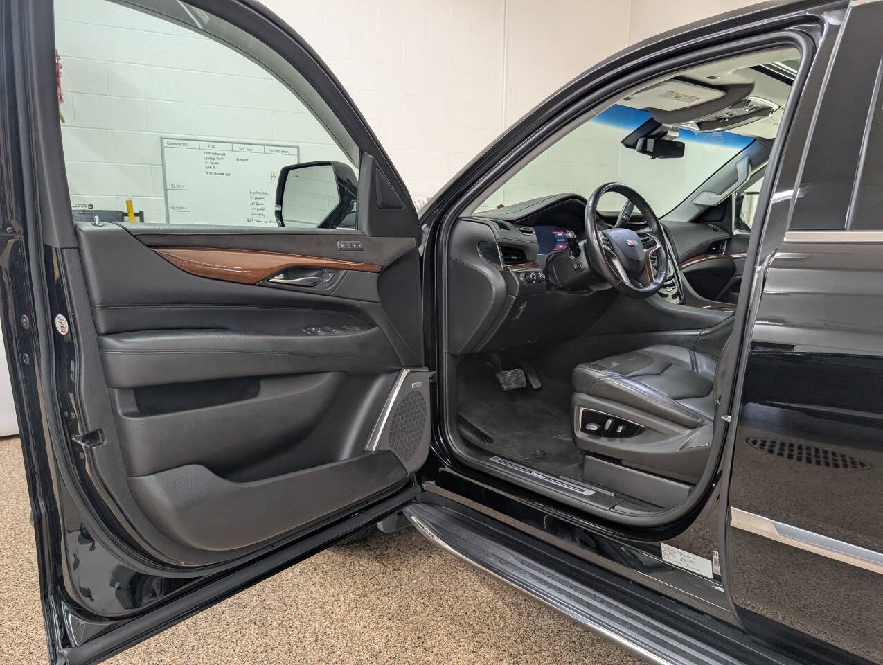 Used 2018 Cadillac Escalade Premium Luxury AWD/4WD image 6