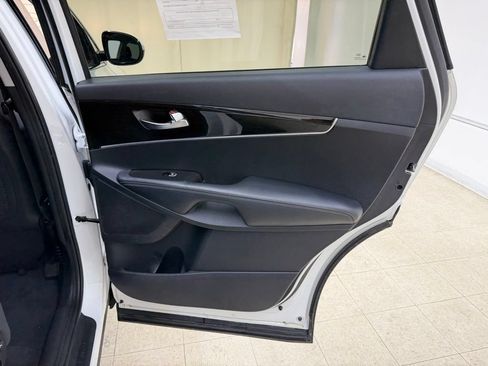 Used 2020 Kia Sorento LX AWD/4WD image 14