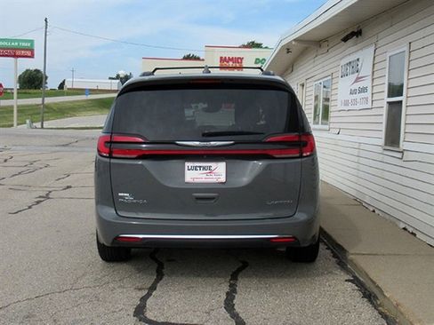 Used 2022 Chrysler Pacifica Limited image 8