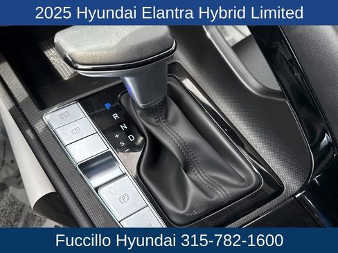 Used 2025 Hyundai Elantra Limited image 21