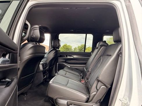Used 2024 Jeep Wagoneer 2WD image 22