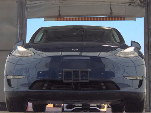 Used 2021 Tesla Model Y Long Range AWD/4WD image 2