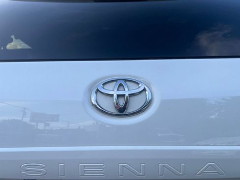 Used 2012 Toyota Sienna LE FWD image 39