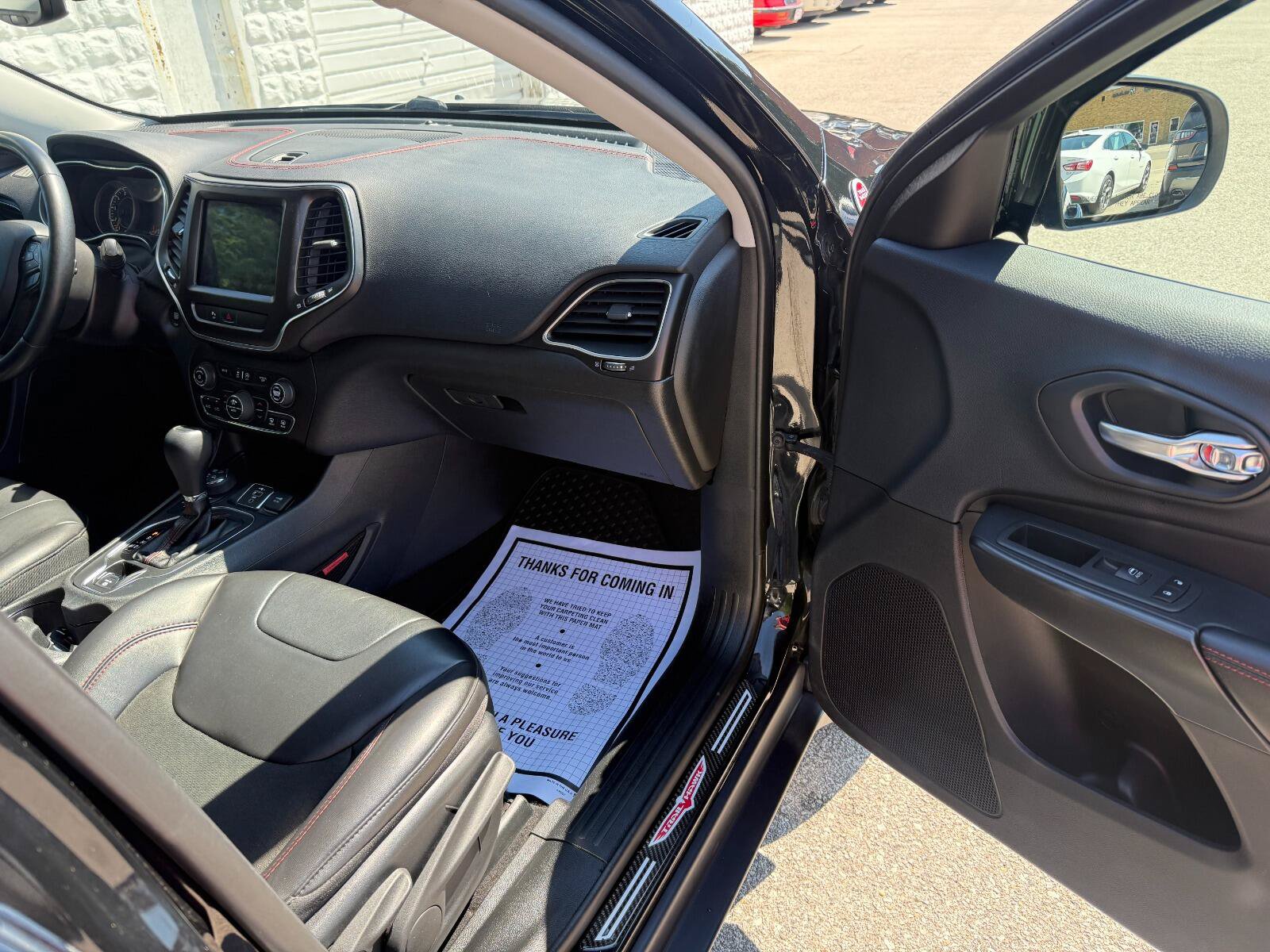 Used 2019 Jeep Cherokee Trailhawk w/ Comfort/Convenience Group AWD/4WD image 18