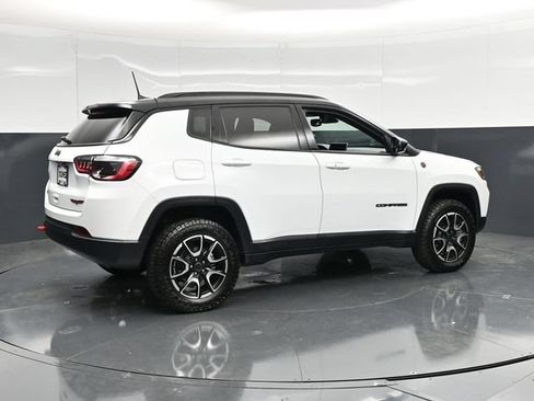 Used 2025 Jeep Compass Trailhawk AWD/4WD image 4