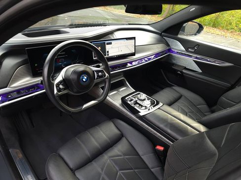 Used 2024 BMW i7 xDrive60 w/ Executive Package image 2