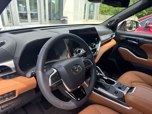 Used 2026 Toyota Highlander Platinum AWD/4WD image 6