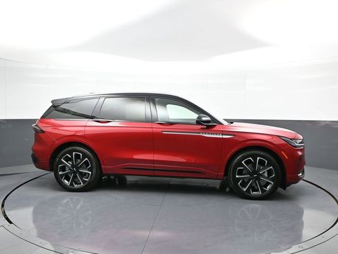 Used 2025 Lincoln Nautilus Reserve image 5