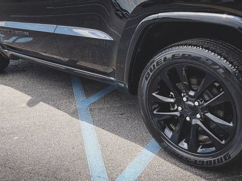 Used 2020 Jeep Grand Cherokee Altitude AWD/4WD image 8