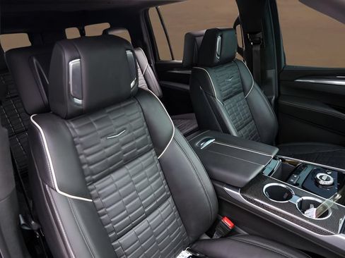 Certified 2025 Cadillac Escalade ESV V AWD/4WD image 33