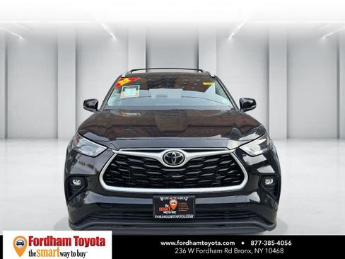 Used 2022 Toyota Highlander XLE image 2