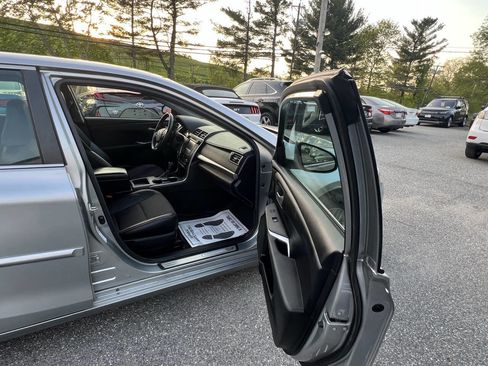 Used 2017 Toyota Camry SE image 9