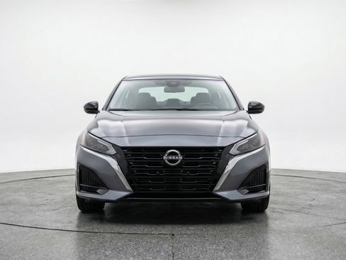 Used 2025 Nissan Altima 2.5 SV image 2