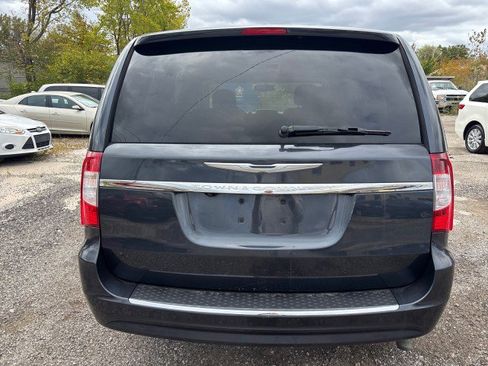 Used 2013 Chrysler Town & Country Touring image 6