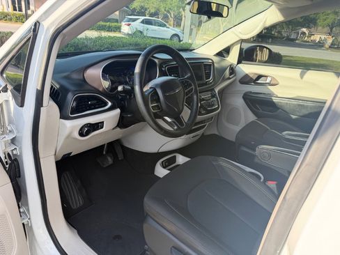 Used 2021 Chrysler Voyager L image 11
