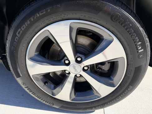 Used 2019 Jeep Cherokee Limited image 29