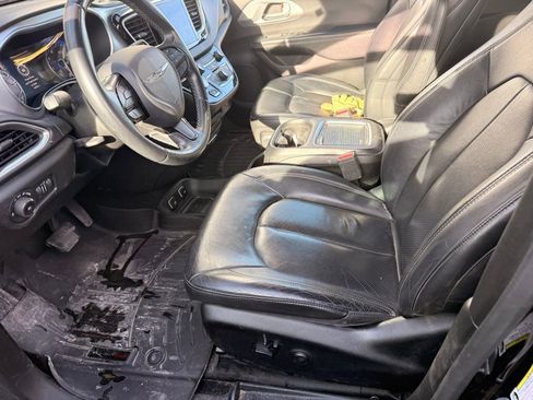 Used 2018 Chrysler Pacifica Touring-L Plus w/ S Appearance Package image 11