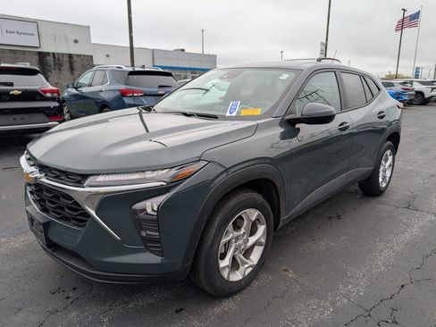 Used 2025 Chevrolet Trax LS w/ LS Convenience Package FWD image 5