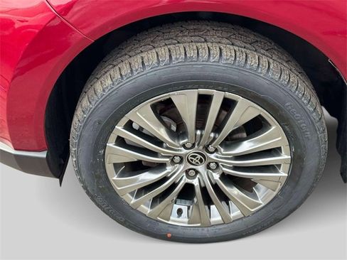 Used 2022 Toyota Venza XLE image 7