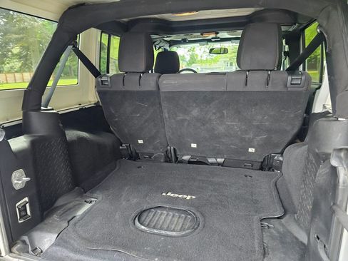 Used 2015 Jeep Wrangler Unlimited Rubicon w/ Connectivity Group AWD/4WD image 16