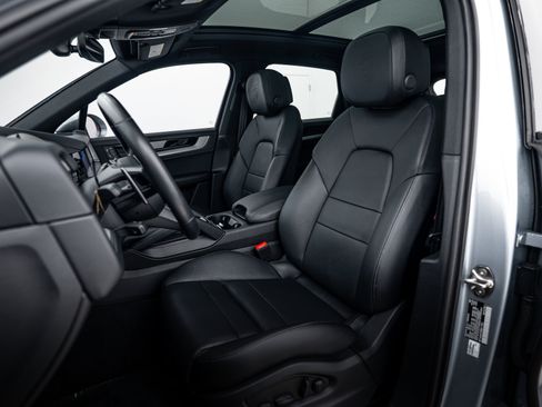 Certified 2024 Porsche Cayenne image 5
