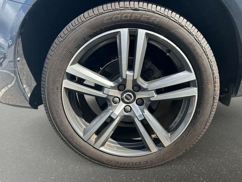Used 2018 Volvo XC60 T5 Momentum w/ Vision Package AWD/4WD image 6