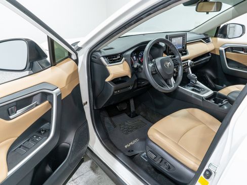 Used 2019 Toyota RAV4 XLE Premium image 12