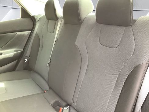 Used 2022 Hyundai Elantra SE image 18