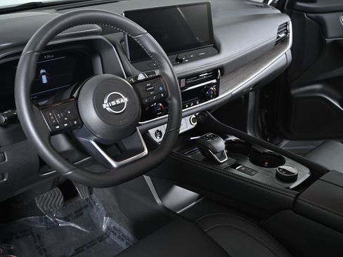 Used 2024 Nissan Rogue Platinum image 13