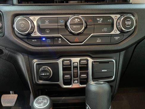 Used 2025 Jeep Wrangler Sport S image 27