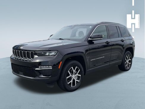 Used 2025 Jeep Grand Cherokee Limited AWD/4WD image 3