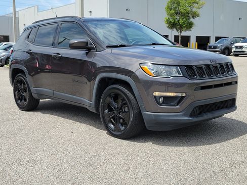 Used 2018 Jeep Compass Latitude FWD image 3