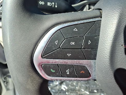 Used 2023 Chrysler Pacifica Touring-L image 9