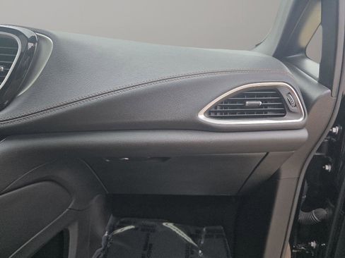 Used 2024 Chrysler Pacifica Pinnacle w/ Trailer Tow Group image 23