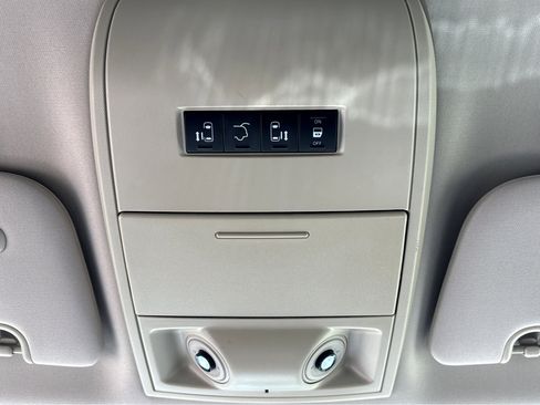 Used 2015 Chrysler Town & Country Touring w/ Driver Convenience Group FWD image 33