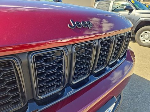 Used 2023 Jeep Grand Cherokee Limited w/ Black Appearance Package AWD/4WD image 4