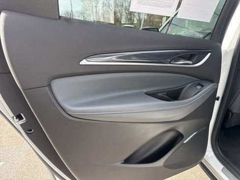 Used 2023 Buick Enclave Essence image 22