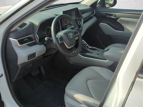 Used 2022 Toyota Highlander XLE FWD image 11
