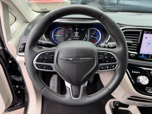 Used 2023 Chrysler Pacifica Touring-L FWD image 19