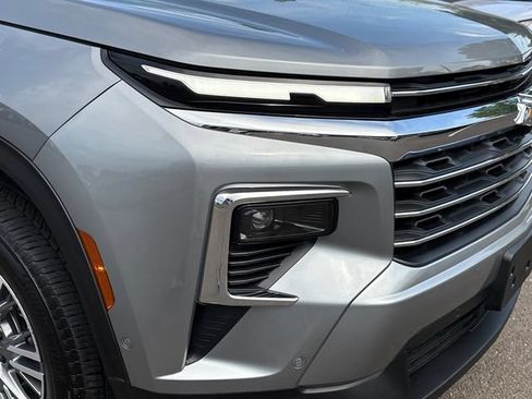 Used 2025 Chevrolet Traverse LT w/ Enhanced Driving Package AWD/4WD image 8