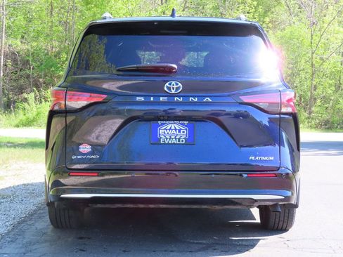 Used 2025 Toyota Sienna Platinum AWD/4WD image 22