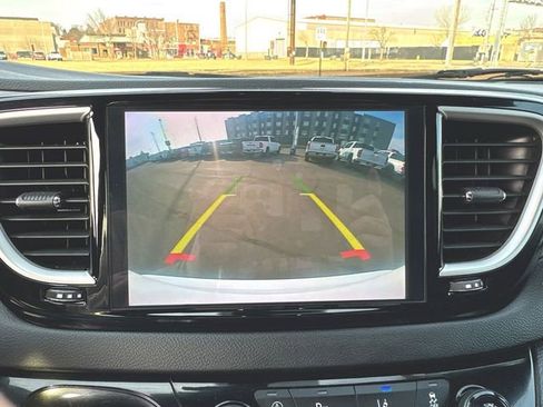 Used 2025 Chrysler Pacifica Select image 14