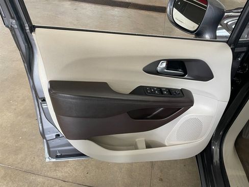 Used 2017 Chrysler Pacifica Touring-L image 22