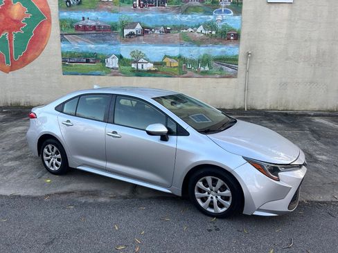 Used 2021 Toyota Corolla LE image 3