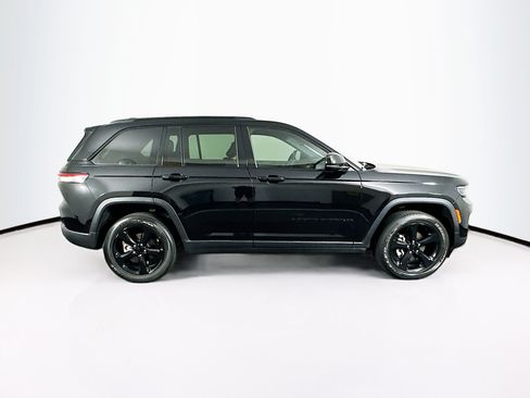 Used 2023 Jeep Grand Cherokee Altitude AWD/4WD image 10
