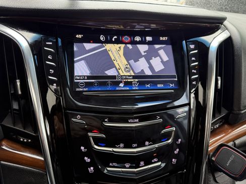 Used 2018 Cadillac Escalade Luxury AWD/4WD image 27