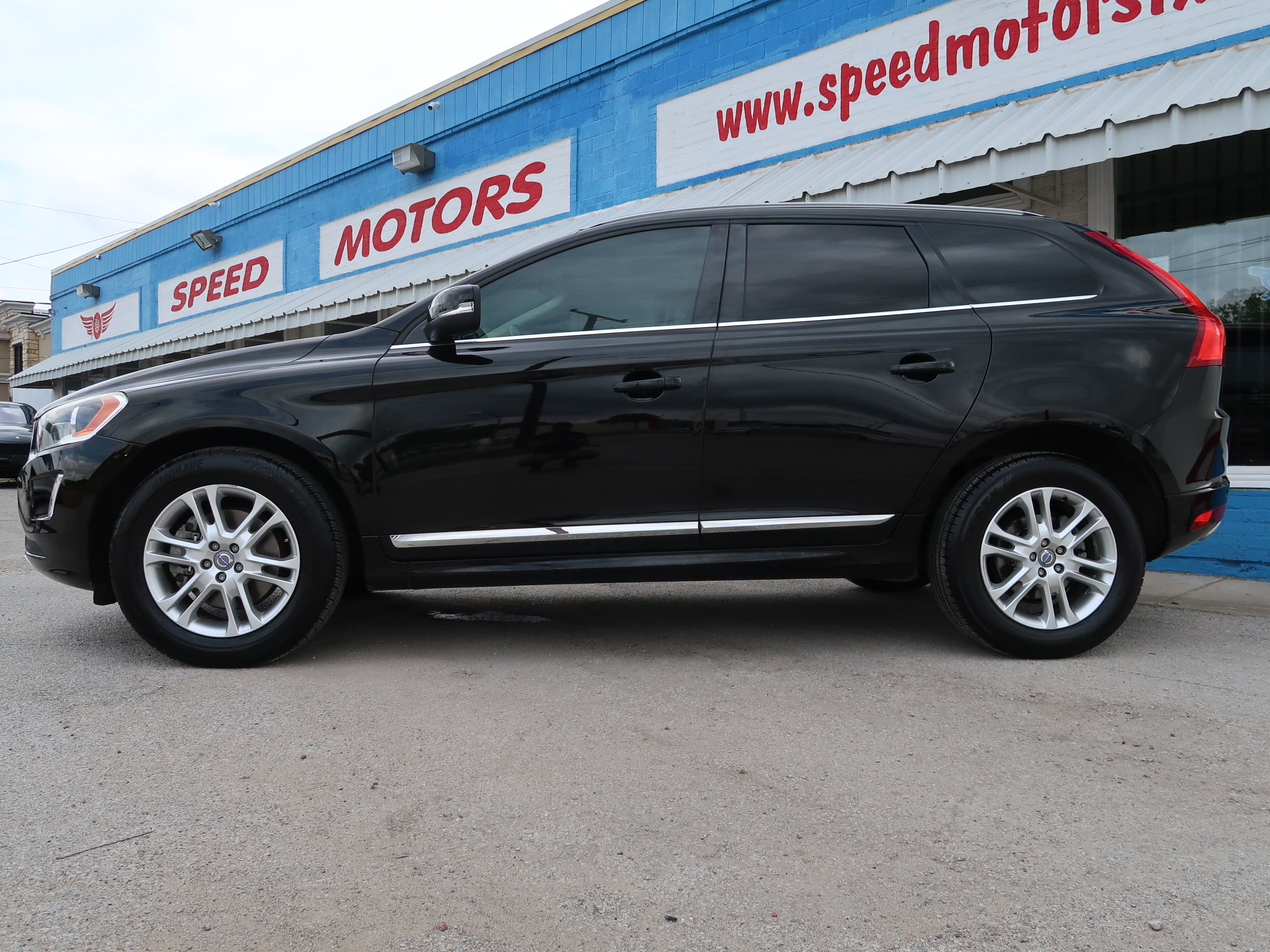 Used 2015 Volvo XC60 T5 Premier w/ Proximity Package FWD image 3