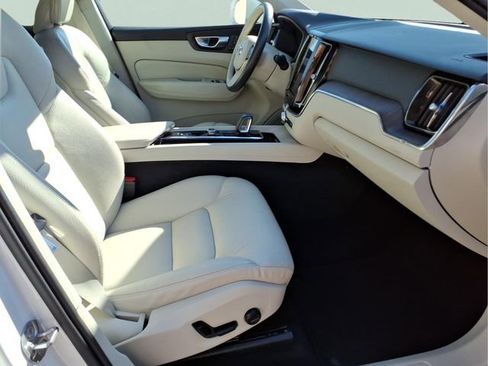 Used 2022 Volvo XC60 B5 Momentum image 24