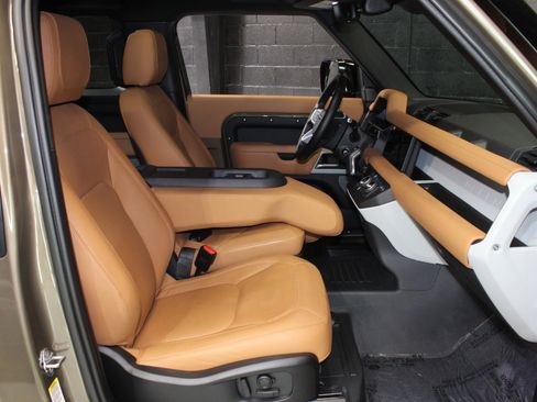 Used 2024 Land Rover Defender 90 S image 44