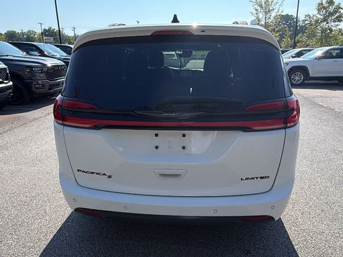 Used 2025 Chrysler Pacifica Limited FWD image 9